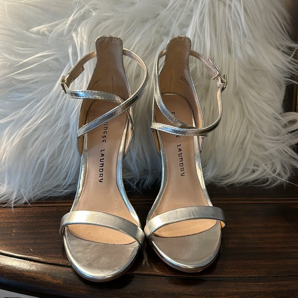 CHINESE LAUNDRY SABRIE SANDAL IN SILVER - Picture 13 of 13